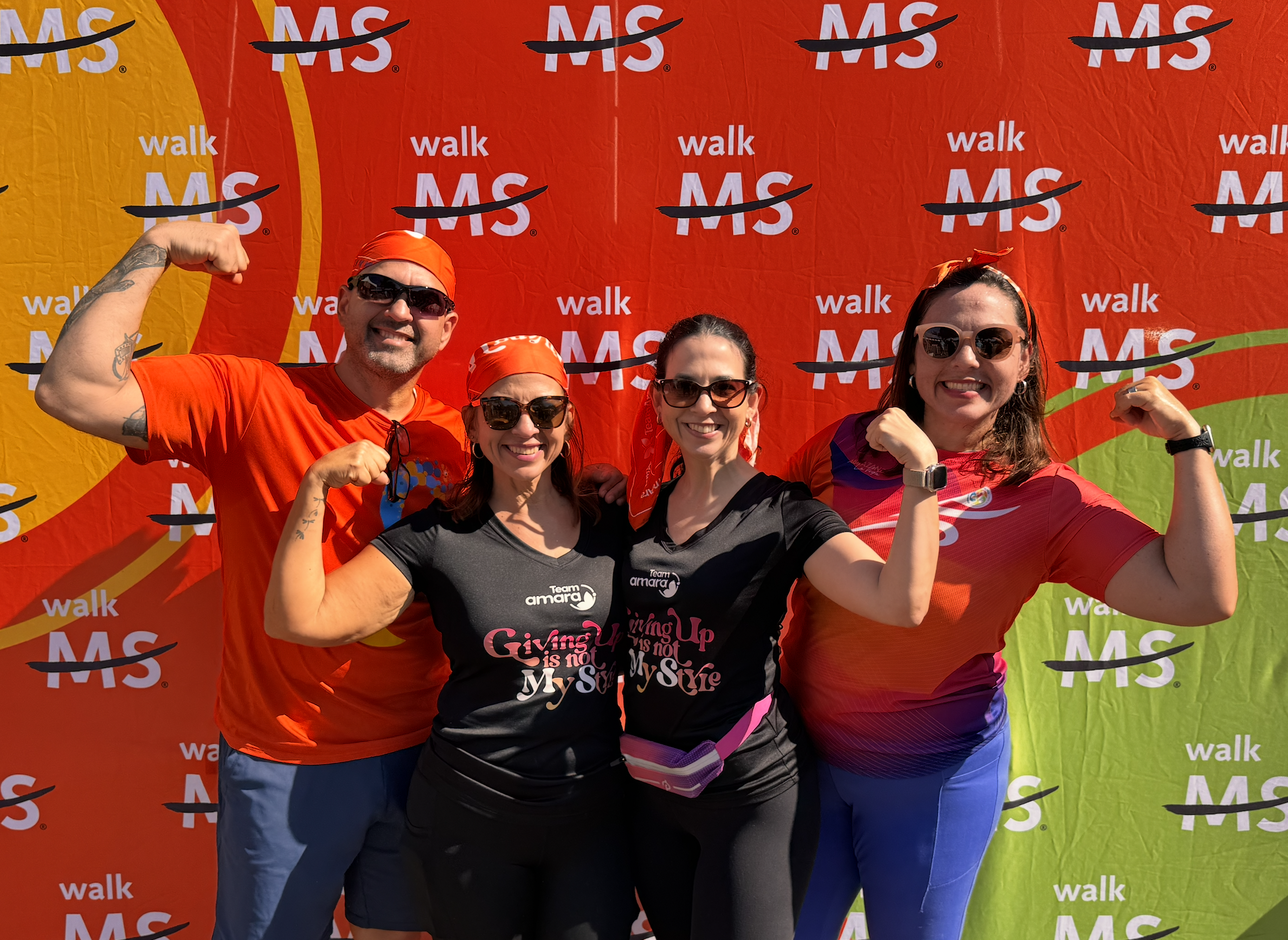 Equipo de la comunidad posando en la caminata Walk MS