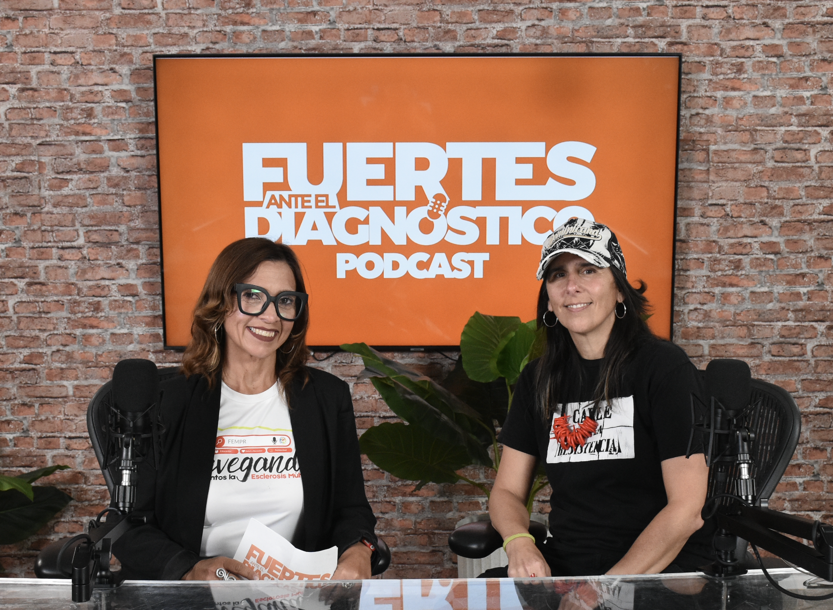 Aracelis Sánchez Valle grabando un episodio de Fuertes ante el Diagnóstico junto a una invitada