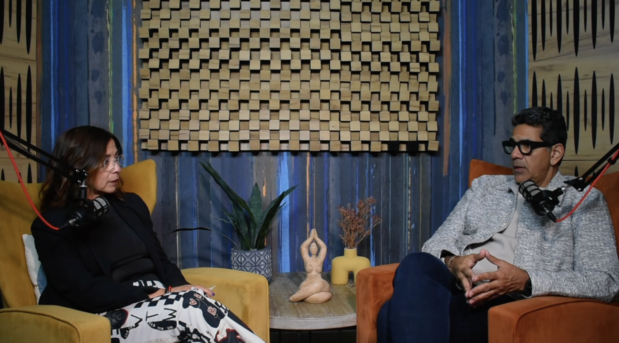 Aracelis Sánchez Valle conversando con un invitado durante la grabación de un episodio